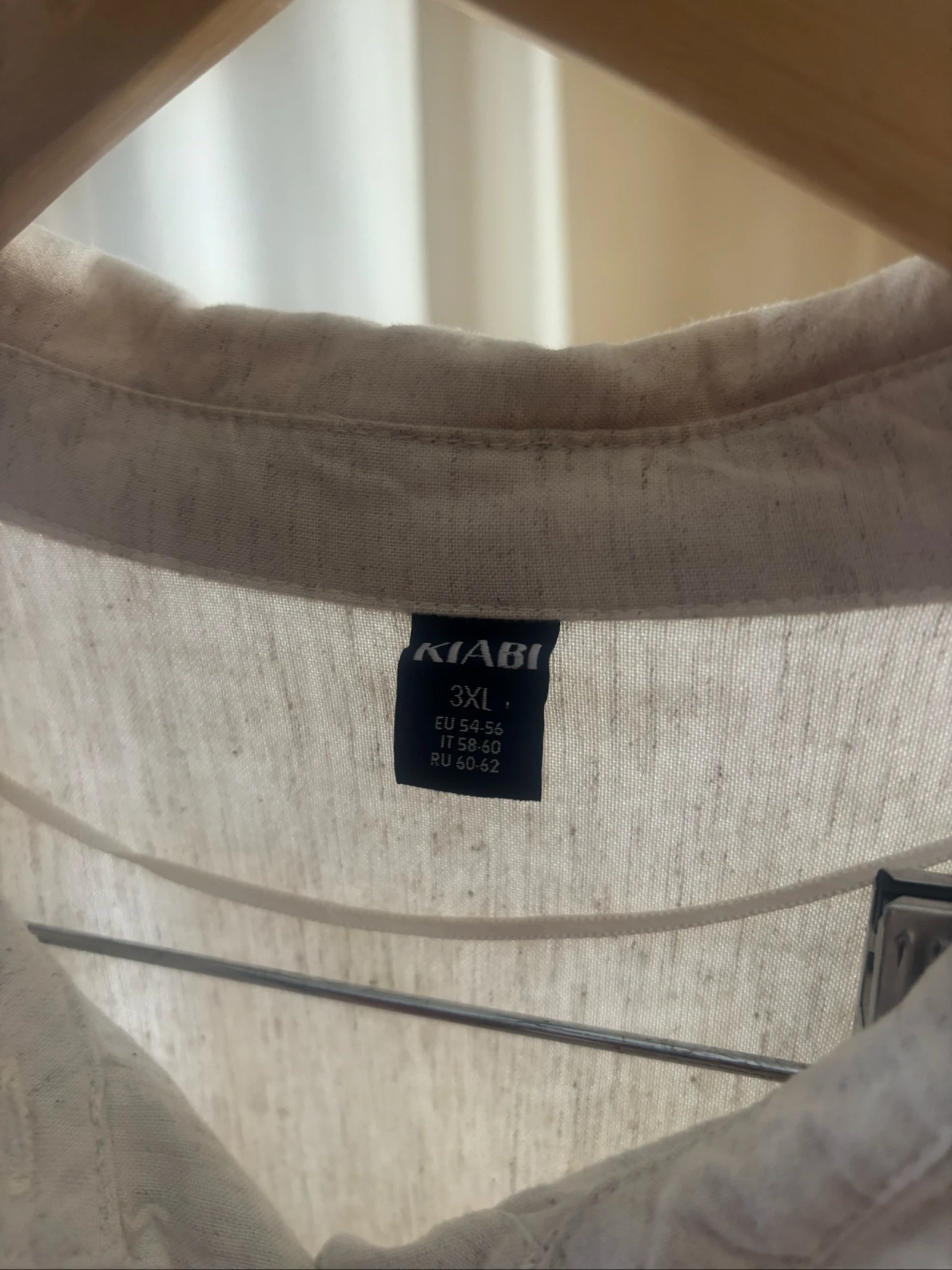 Camisa beige con decorados negros  – photo 2
